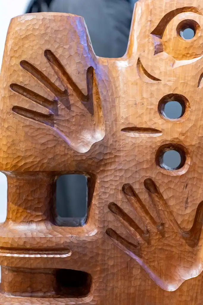 „Powrót do siebie”. Rzeźby Grzegorza Pecucha w Domu Gotyckim