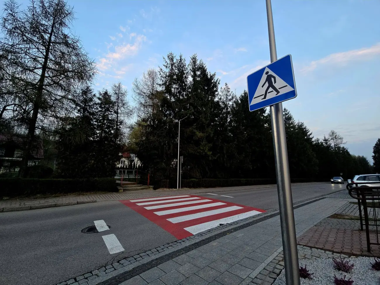 Nowa zebra w Łukowicy. Bezpieczniej przy ośrodku zdrowia i przedszkolu