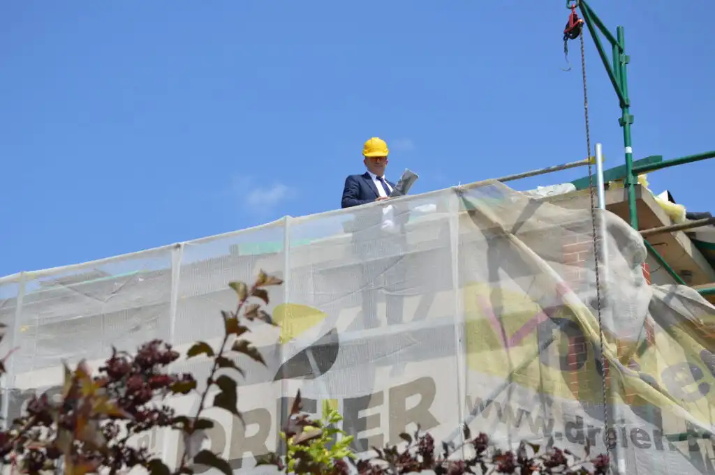 Nowe oblicze Urzędu Gminy w Chełmcu. Kamień z Klęczan ozdobi elewację