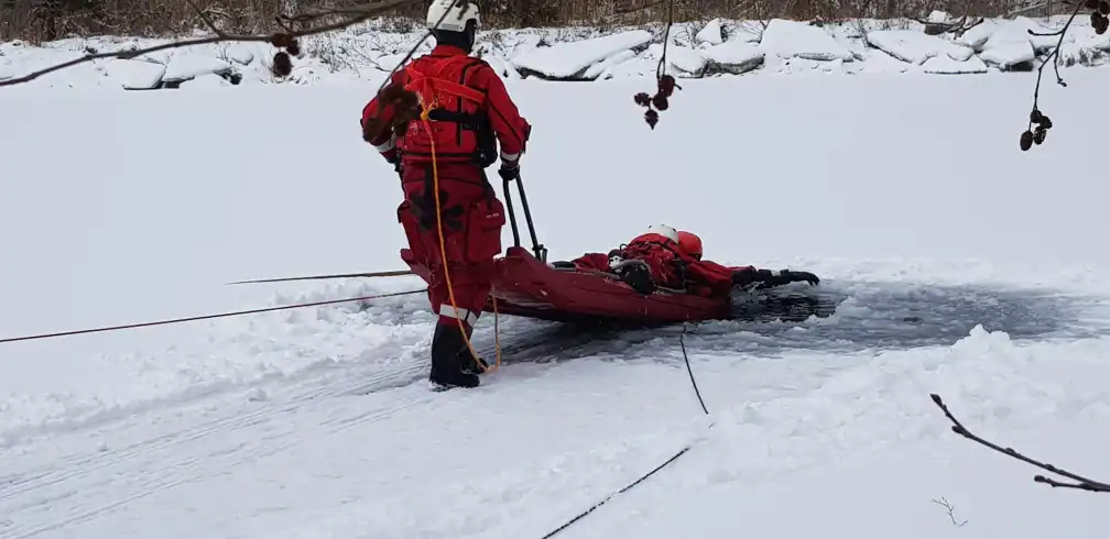 Sądecczyzna: Strażacy ćwiczyli prowadzenie działań ratowniczych na zamarzniętym akwenie