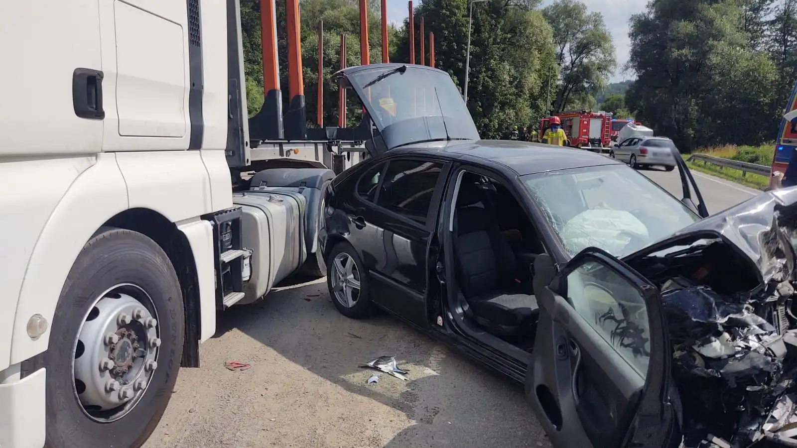 Wypadek w Nowym Sączu. Czołowo zderzyły się dwa pojazdy. Pięć osób poszkodowanych