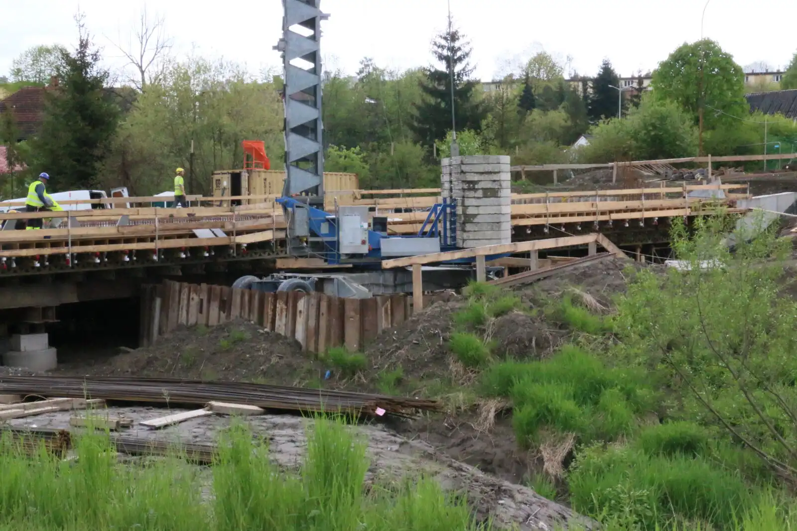 Limanowa: Postępują prace przy budowie mostu łączącego ulicę W. Sikorskiego z ul. J. Marka. Ponadto trwają remonty dróg