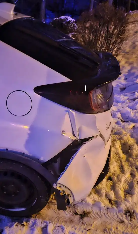 Wypadek w Piwnicznej Zdroju. Samochód zsunął się po skarpie i uderzył w blok