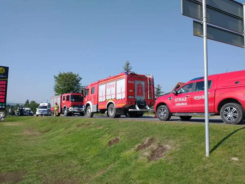 Wypadek osobówki i motocykla w Kasinie Wielkiej. Dwie osoby poszkodowane