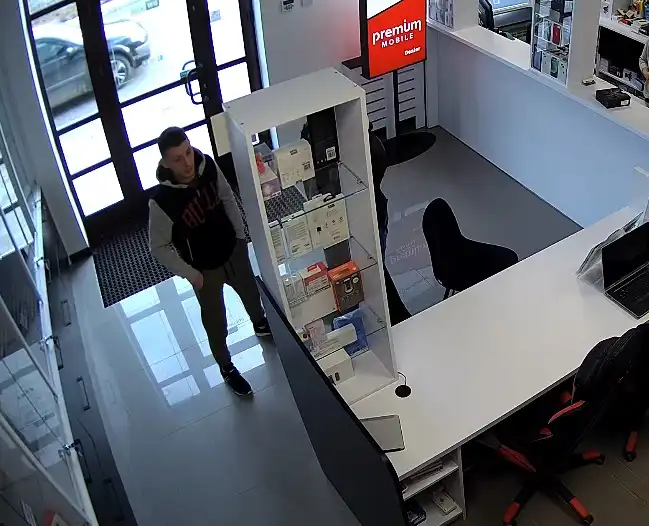 Limanowa: Policja poszukuje sprawców kradzieży telefonów komórkowych oraz laptopów