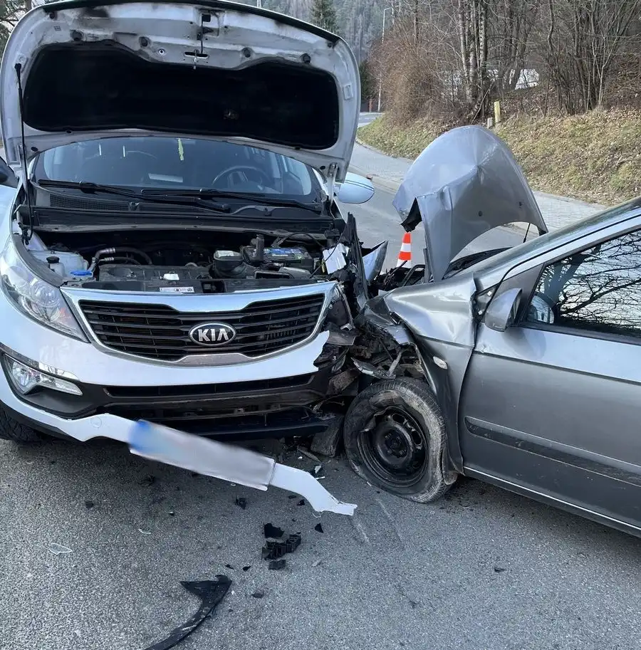 Wypadek w Piwnicznej-Zdroju. Czołowo zderzyły się dwa auta. Jedna osoba poszkodowana