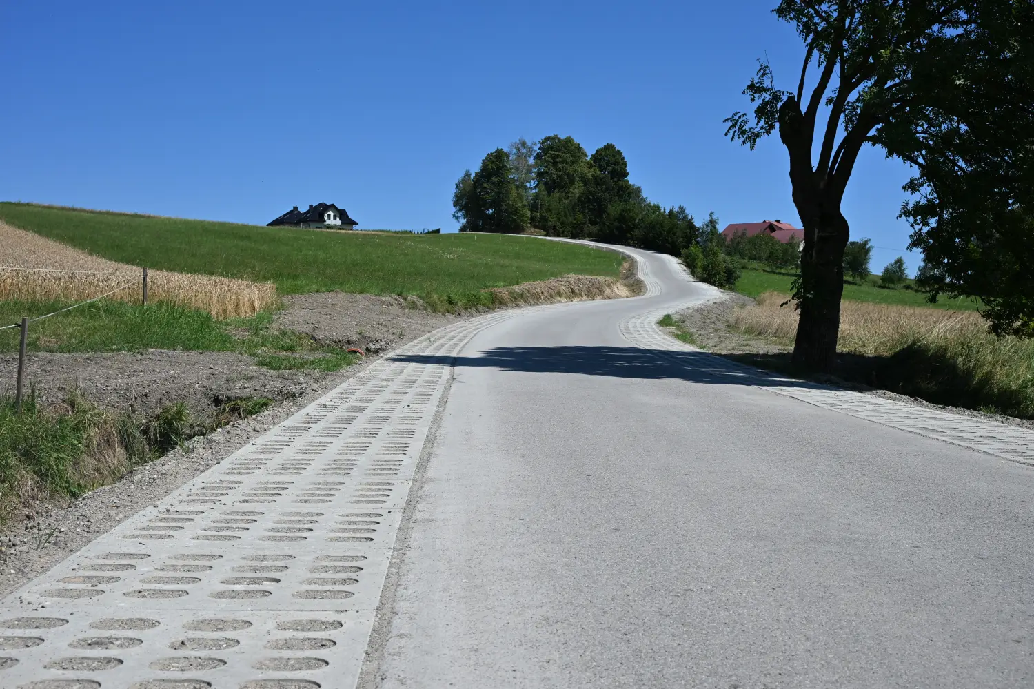 Rupniów - Bednarki: droga za ponad 350 tys. zł przebudowana. Zastosowano nowe rozwiązanie