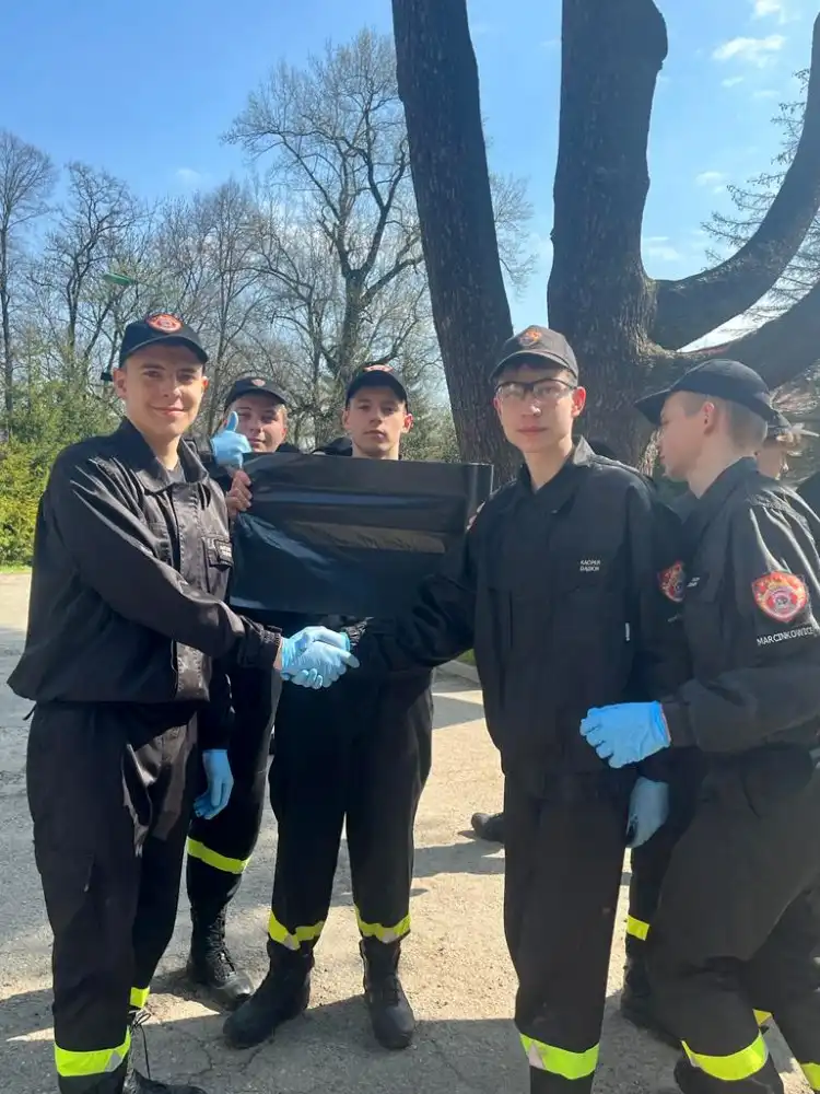 Uczniowie ZS w Marcinkowicach sprzątali dla Polski