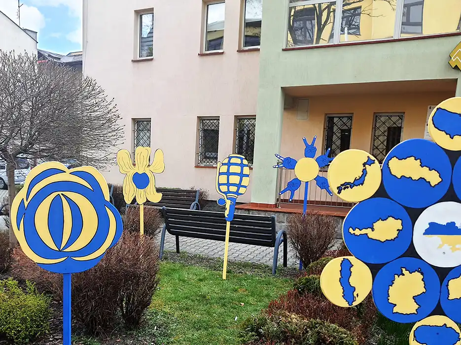 Kwiaty dla Ukrainy - akcja artystyczna studentów PWSZ