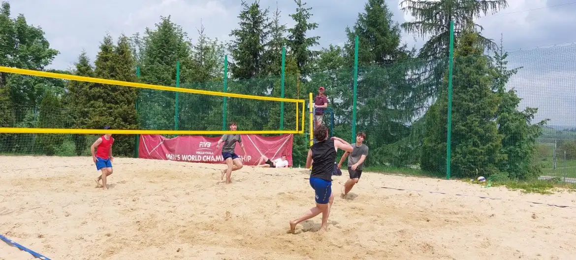 Nowi mistrzowie powiatu w piłce plażowej dziewcząt i chłopców