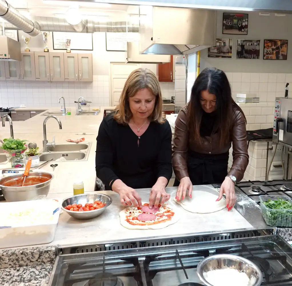 Starostowie robili pizzę pod okiem uczniów