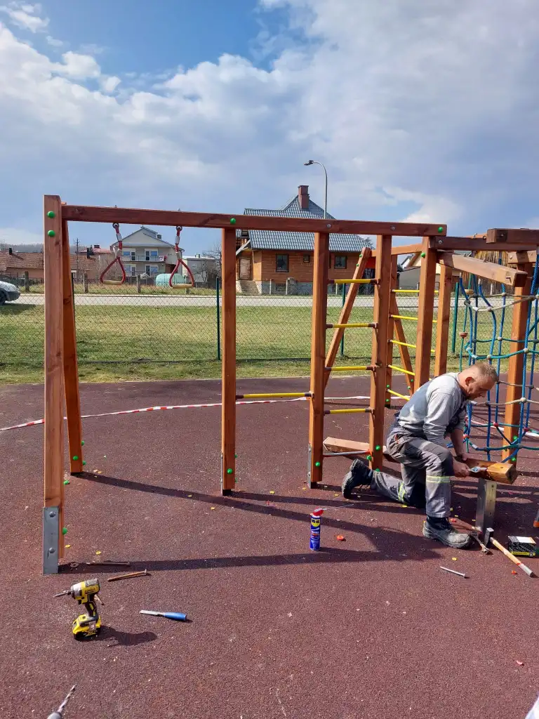 Stary Sącz: Świeżo wyremontowane place zabaw. Czas na zabawę