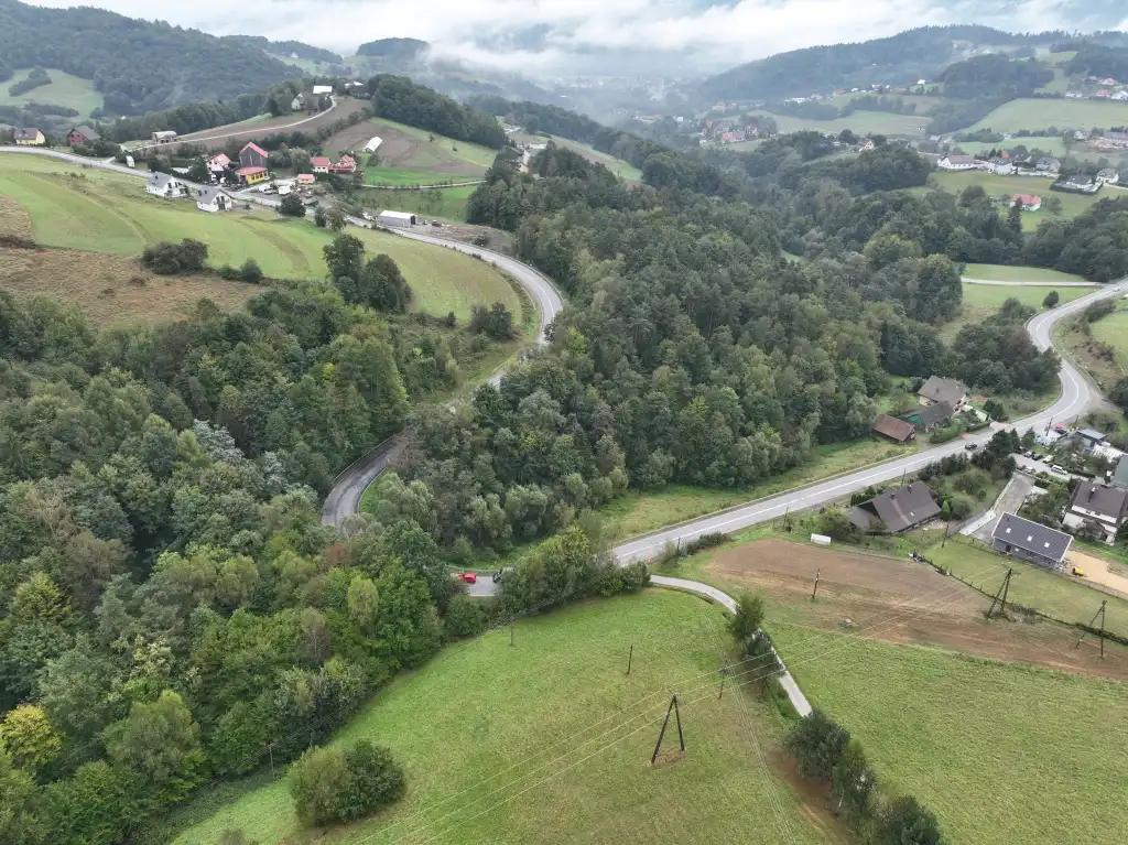 Trwa zabezpieczanie osuwiska w Laskowej Górnej. Ważna inwestycja na DW 965