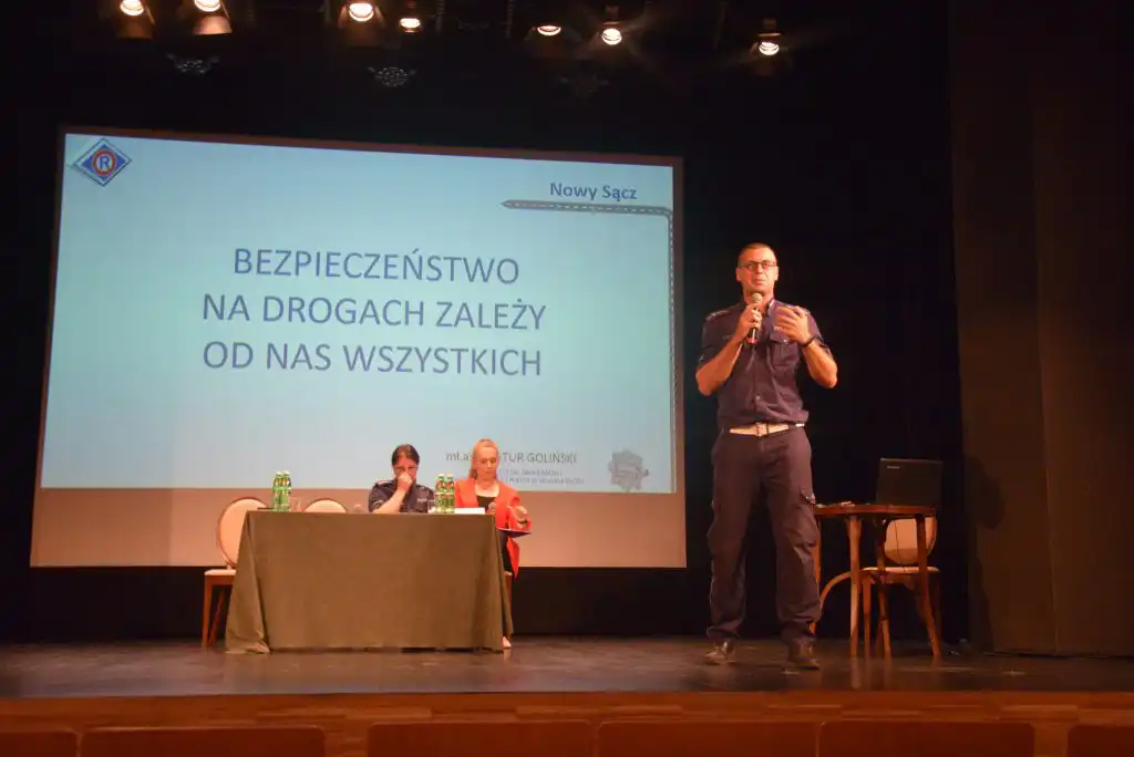W Starym Sączu policjanci rozmawiali z uczniami o bezpiecznych wakacjach