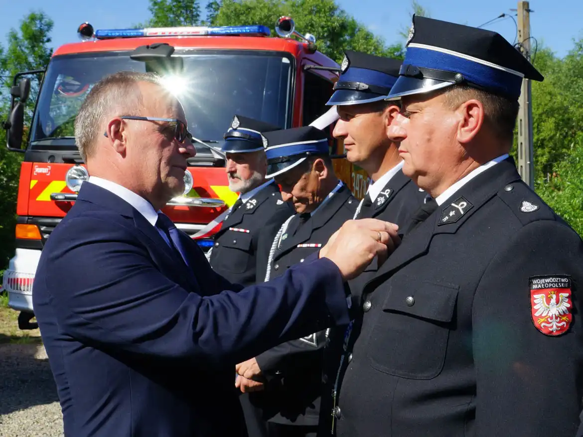 Nowy samochód i podziękowania za służbę na 70-lecie OSP Krużlowa Niżna