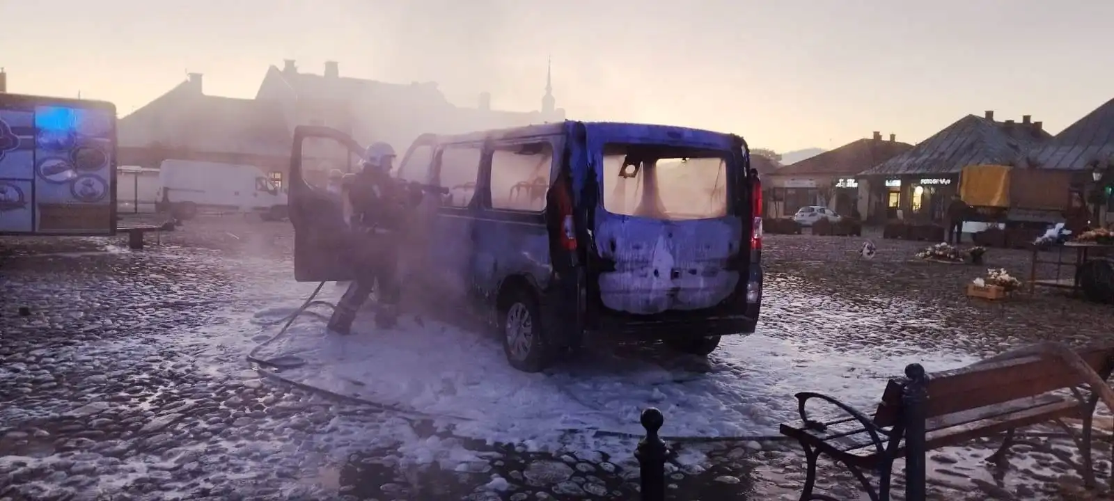 Płonący pojazd na rynku w Starym Sączu. Straż pożarna w akcji