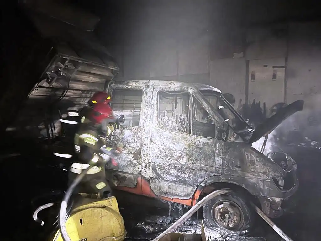 Trzetrzewina. Pożar w warsztacie samochodowym. Spłonął samochód