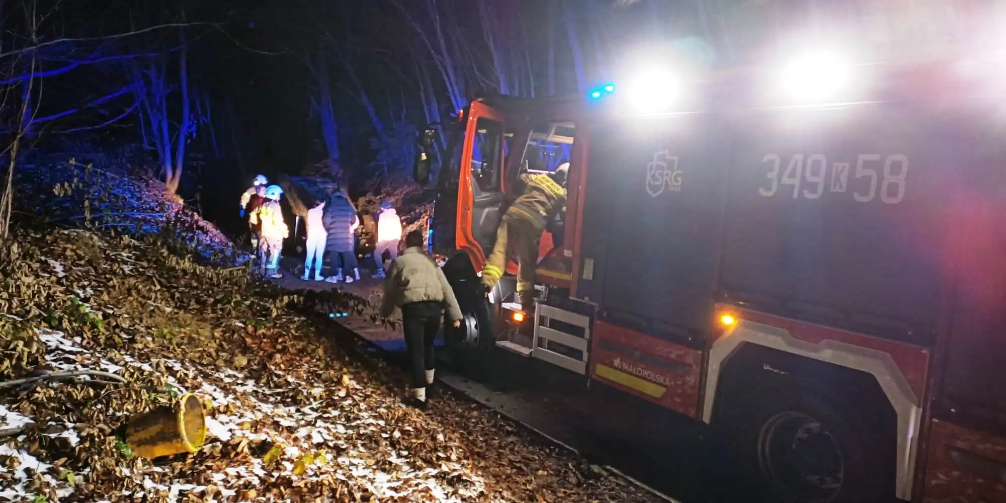 Wypadek samochodowy w Woli Kosnowej. Mercedes blokował drogę przez ponad 3 godziny