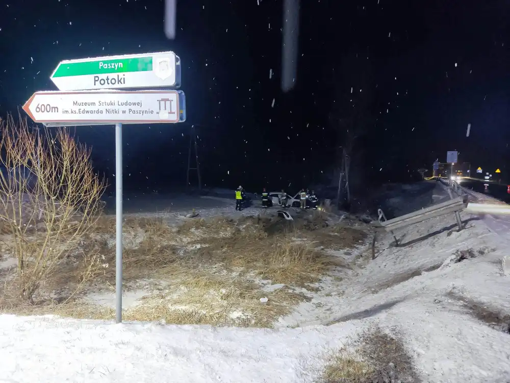 Wypadek w Paszynie. Samochód wypadł z drogi i uderzył w bariery energochłonne. Dwie osoby trafiły do szpitala