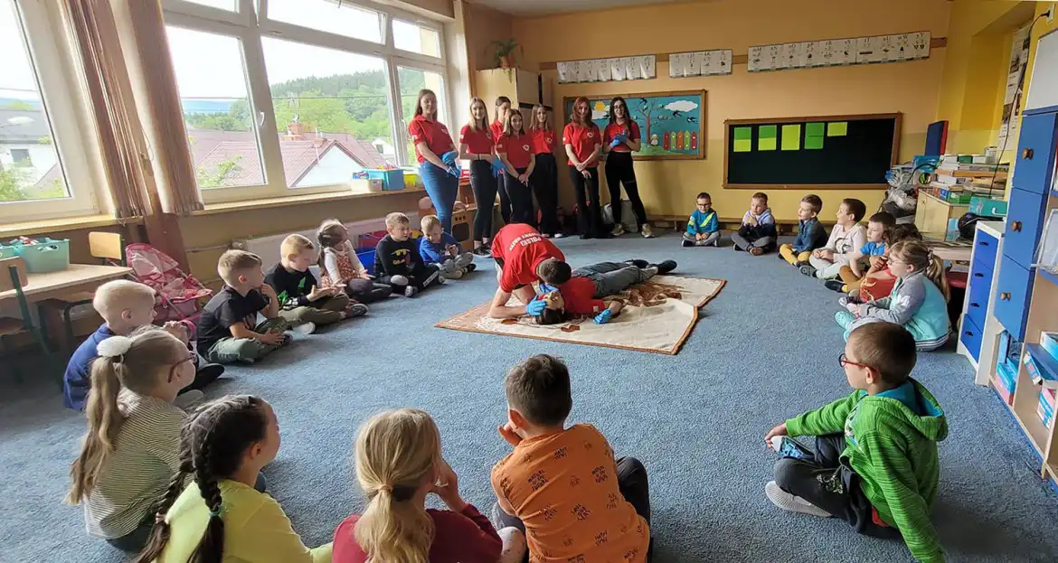 LO w Starym Sączu: Społeczni Instruktorzy Młodzieżowi PCK uczyli dzieci, jak ratować życie