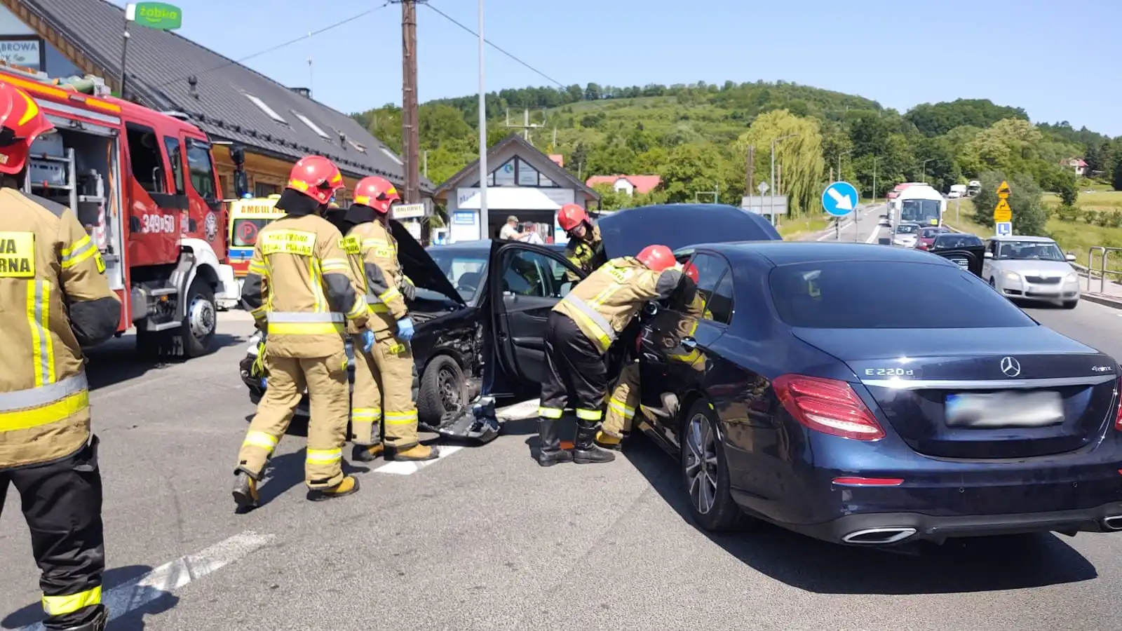 Wypadek w Tęgoborzy. Zderzyły się dwa auta osobowe. Jedna osoba poszkodowana