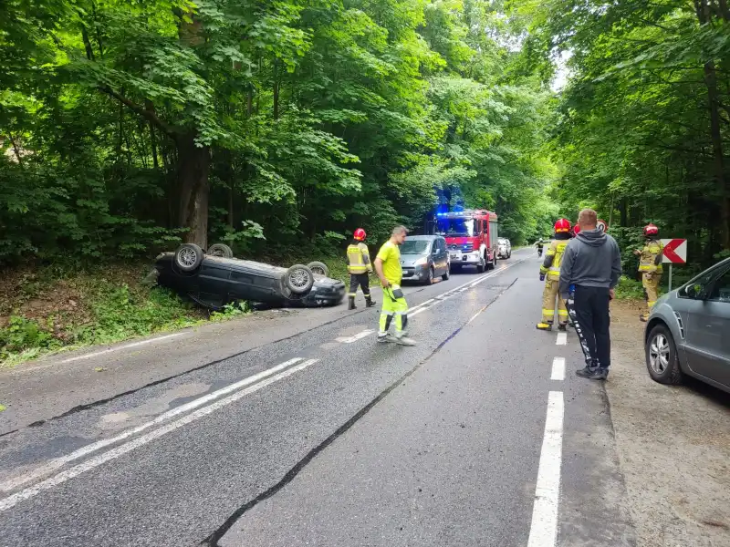 W miejscowości Lipie dachowało osobowe Volvo. pojazdem podróżowała kobieta z dziećmi