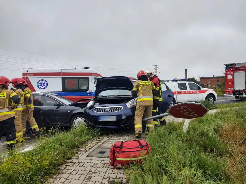 Kolizja w Chełmcu. Zderzyły się dwa pojazdy osobowe