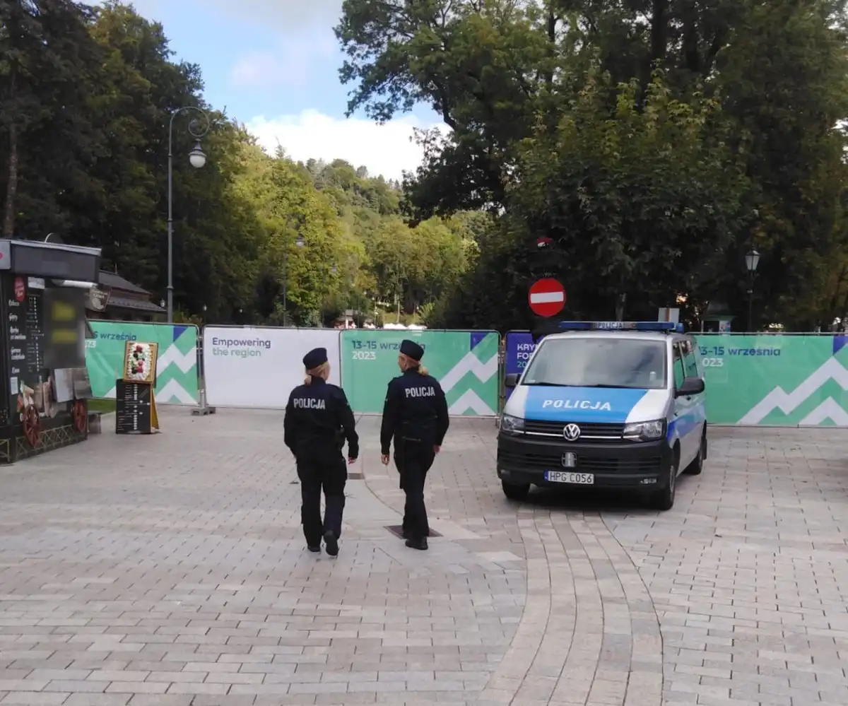 Sądeccy i kryniccy policjanci wspierani przez mundurowych z Krakowa dbali o bezpieczeństwo podczas konferencji „Krynica Forum 2023”