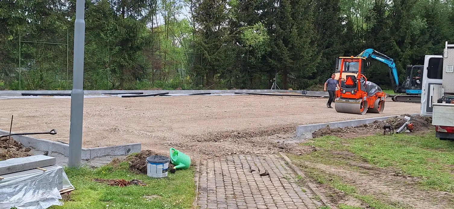 Nowe życie dla Orlika w Tymbarku. Ruszyła modernizacja kompleksu sportowego