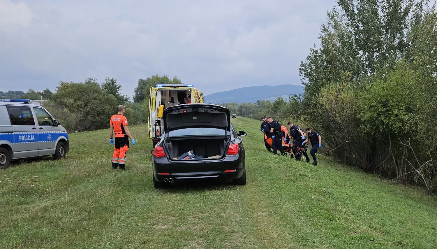 Co się działo na stawach na Helenie? Kilka jednostek policji i karetka na miejscu
