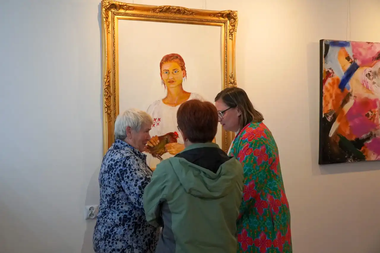 Puste krzesło pełne obecności. Wystawa Justyny Maksymczak w Galerii Bielanka73