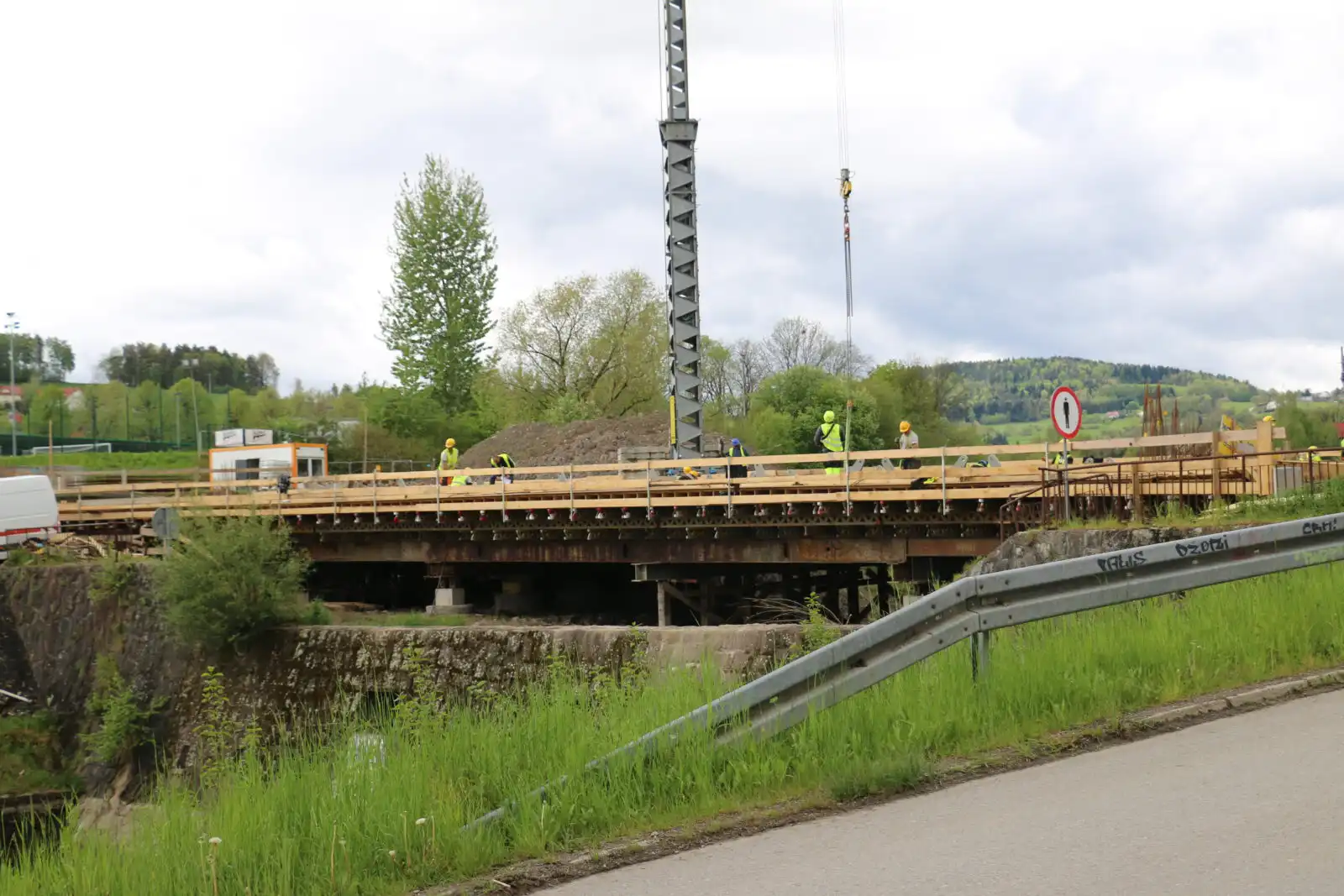 Limanowa: Postępują prace przy budowie mostu łączącego ulicę W. Sikorskiego z ul. J. Marka. Ponadto trwają remonty dróg