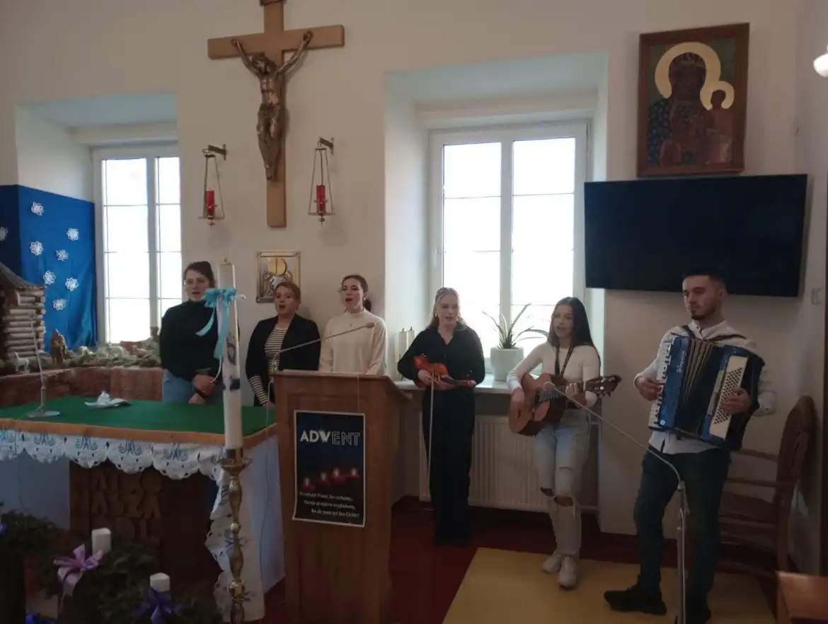 Wolontariusze zanieśli świąteczną magię do domów pomocy