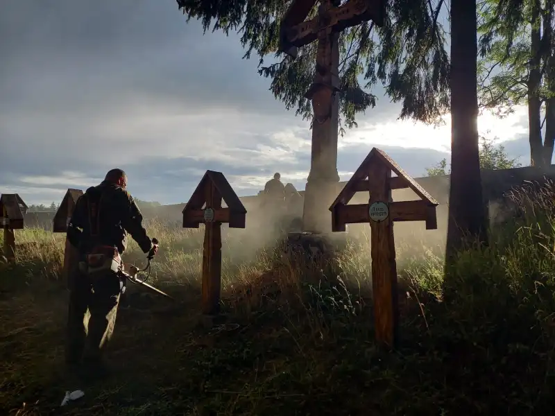 Funkcjonariusze KaOSG porządkowali cmentarze wojenne na ziemi gorlickiej