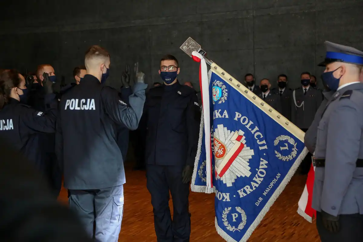 Szeregi małopolskiej Policji zasiliło 49 nowych funkcjonariuszy. Jeden z nich będzie pełnił służbę w Nowym Sączu