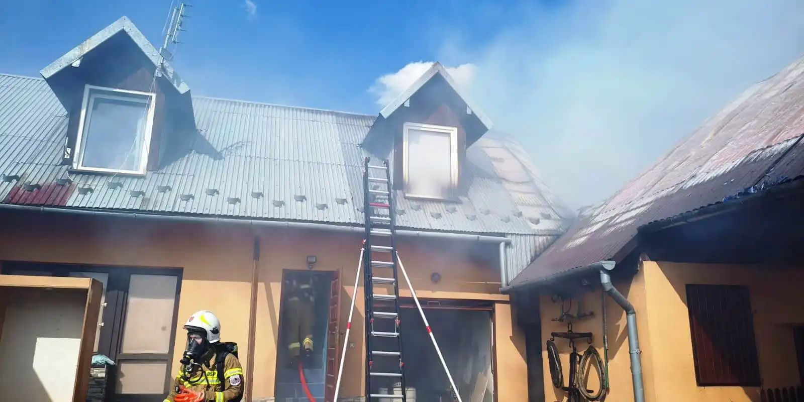 Łącko: pożar budynku gospodarczego i mieszkalnego. Z ogniem walczyło 8 zastępów straży