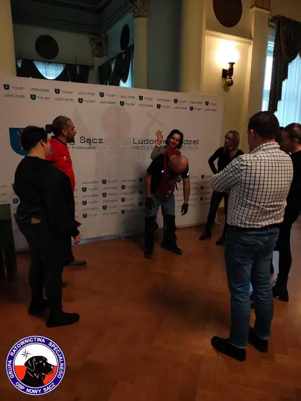 Ratowanie życia w praktyce. Szkolenie OSP Nowy Sącz dla pracowników miasta