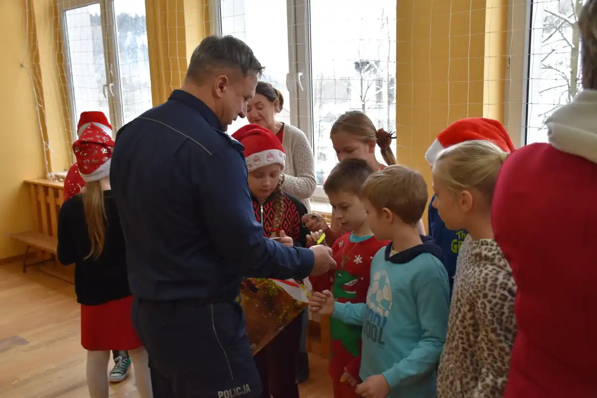 Zasadne: 11-letni chłopiec pobiegł po pomoc widząc mężczyznę leżącego na śniegu