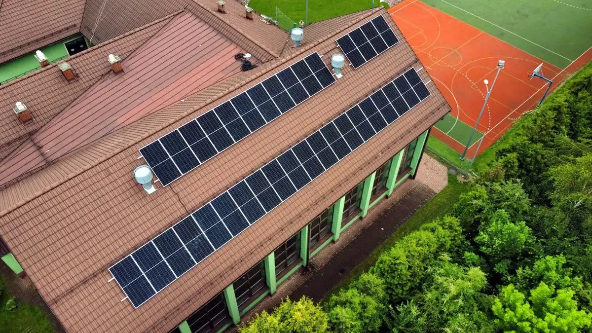 Gmina Łososina Dolna z dofinansowaniem stawia na OZE. Fotowoltaika w szkołach i instytucjach