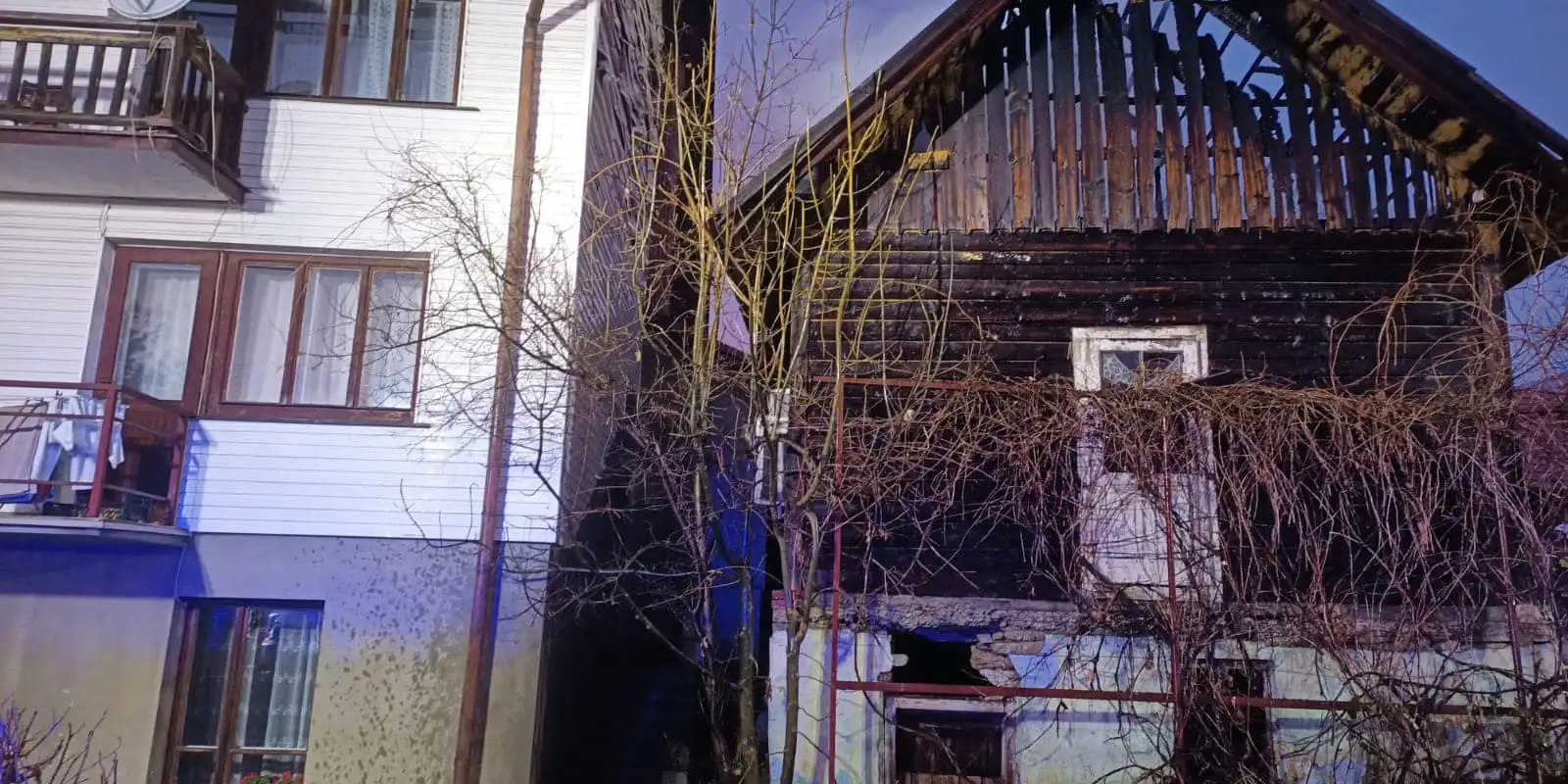 Głębokie. Groźny pożar drewnianego budynku, dwóch mężczyzn w szpitalu