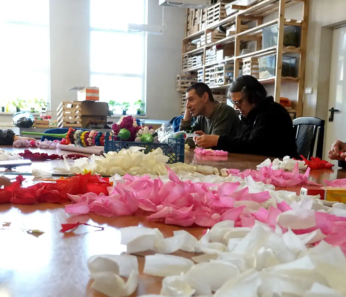 W ZAZ w Nawojowej osoby z niepełnosprawnościami robią świąteczne ozdoby