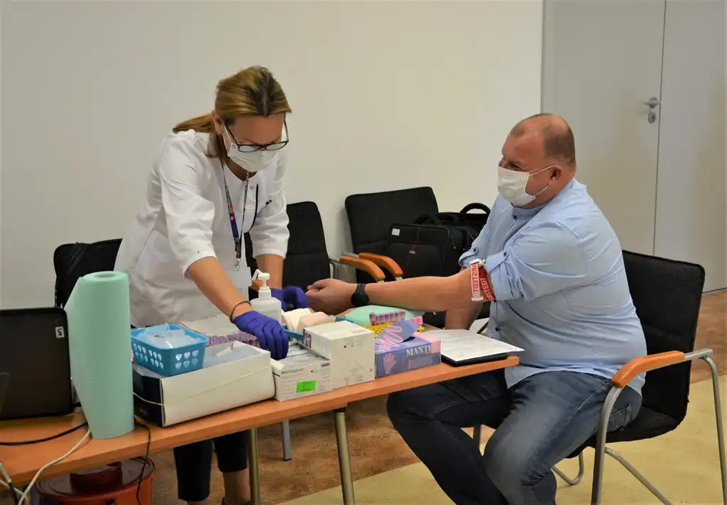Akcja „103 litry krwi na 103. rocznicę powstania Policji” trwa nadal. 22 czerwca w Nowym Sączu zebrano ponad 8 litrów krwi