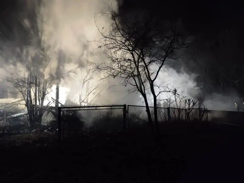 Barcice: spłonęły trzy budynki gospodarcze. Z ogniem walczyło 14 zastępów straży