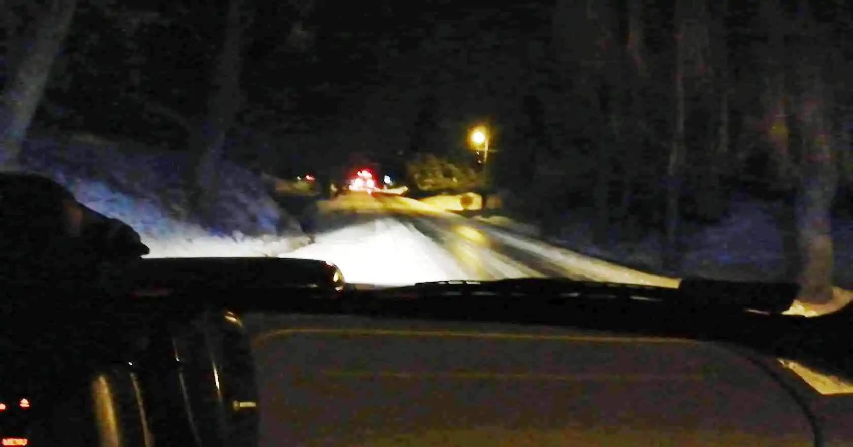 Czerniec: Karetka utknęła na oblodzonej drodze. Pomogli strażacy