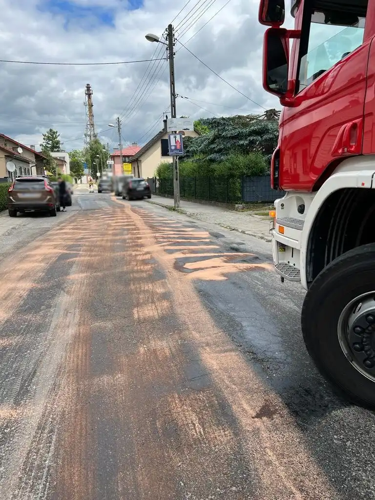 Nowy Sącz, ul. Nawojowska: Na jezdnie wyciekły płyny eksploatacyjne. Interweniowali strażacy