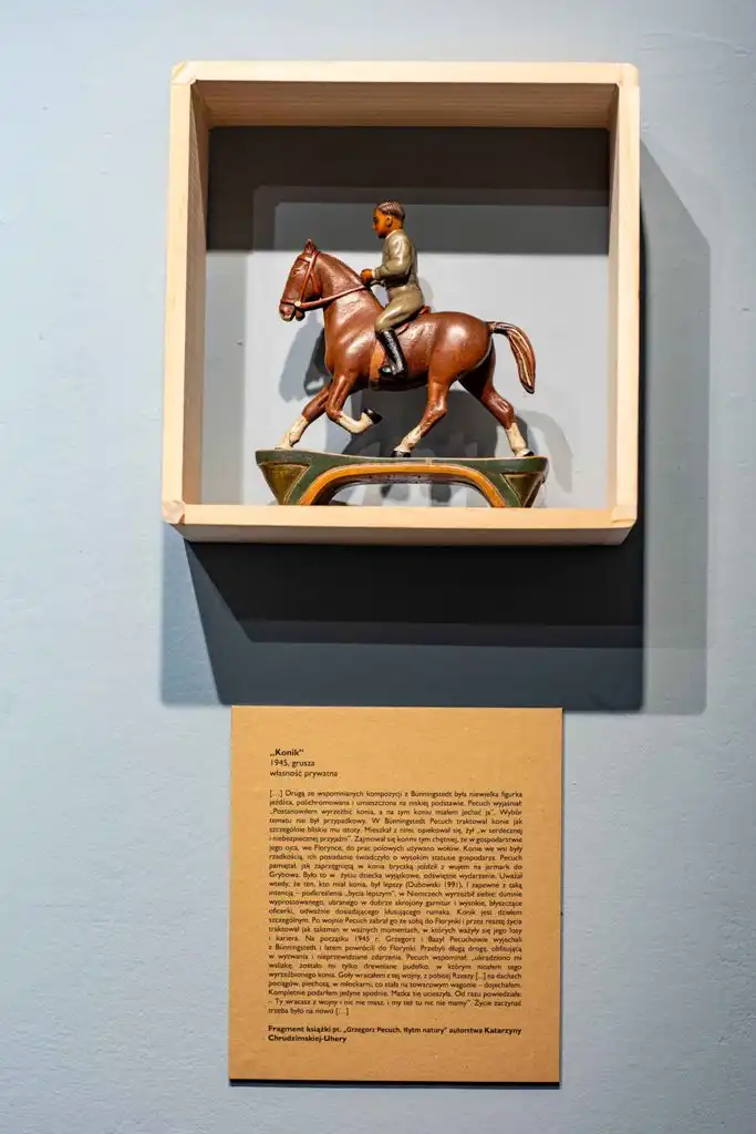 „Powrót do siebie”. Rzeźby Grzegorza Pecucha w Domu Gotyckim