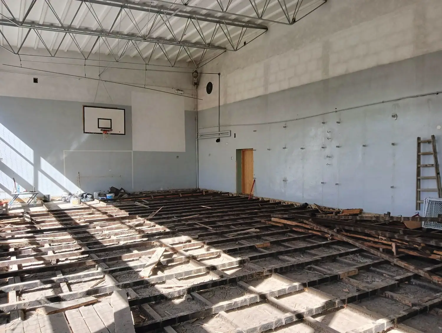 Zerwali stary parkiet. Ruszył duży remont sali gimnastycznej w Mszanie Dolnej