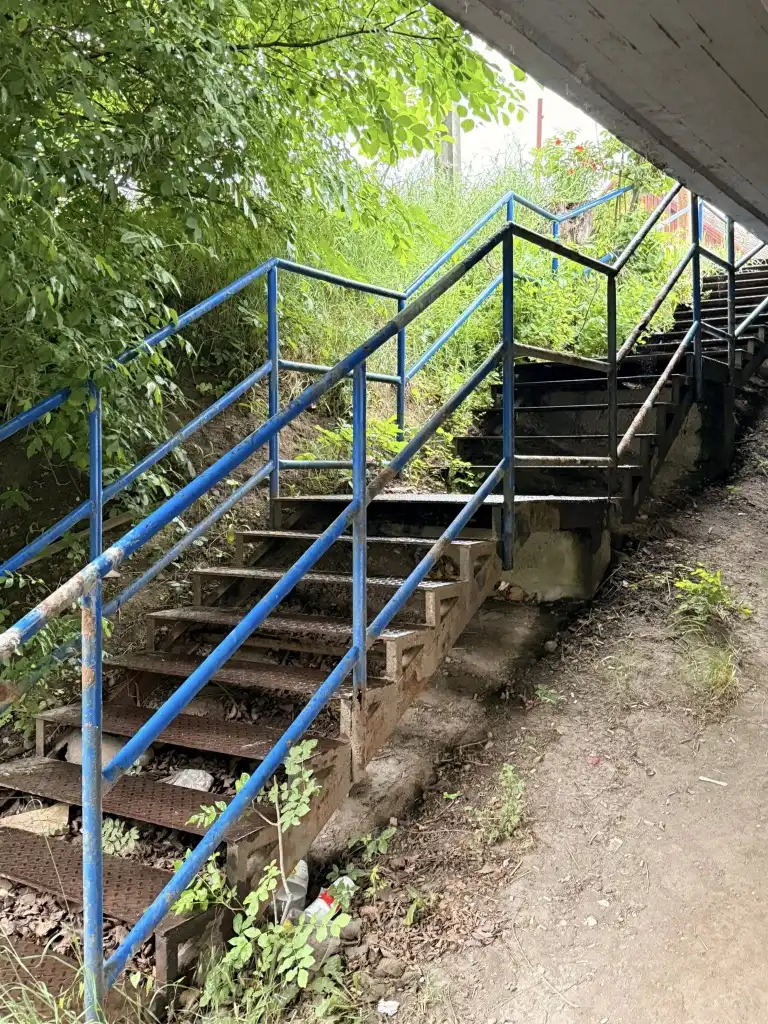 Mostki w Nowym Sączu do remontu - zniszczone barierki i schody