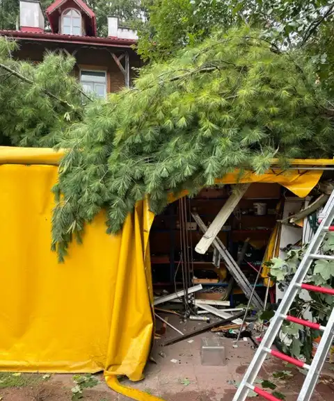 Krynica-Zdrój: konary drzewa spadły na namiot ogrodowy
