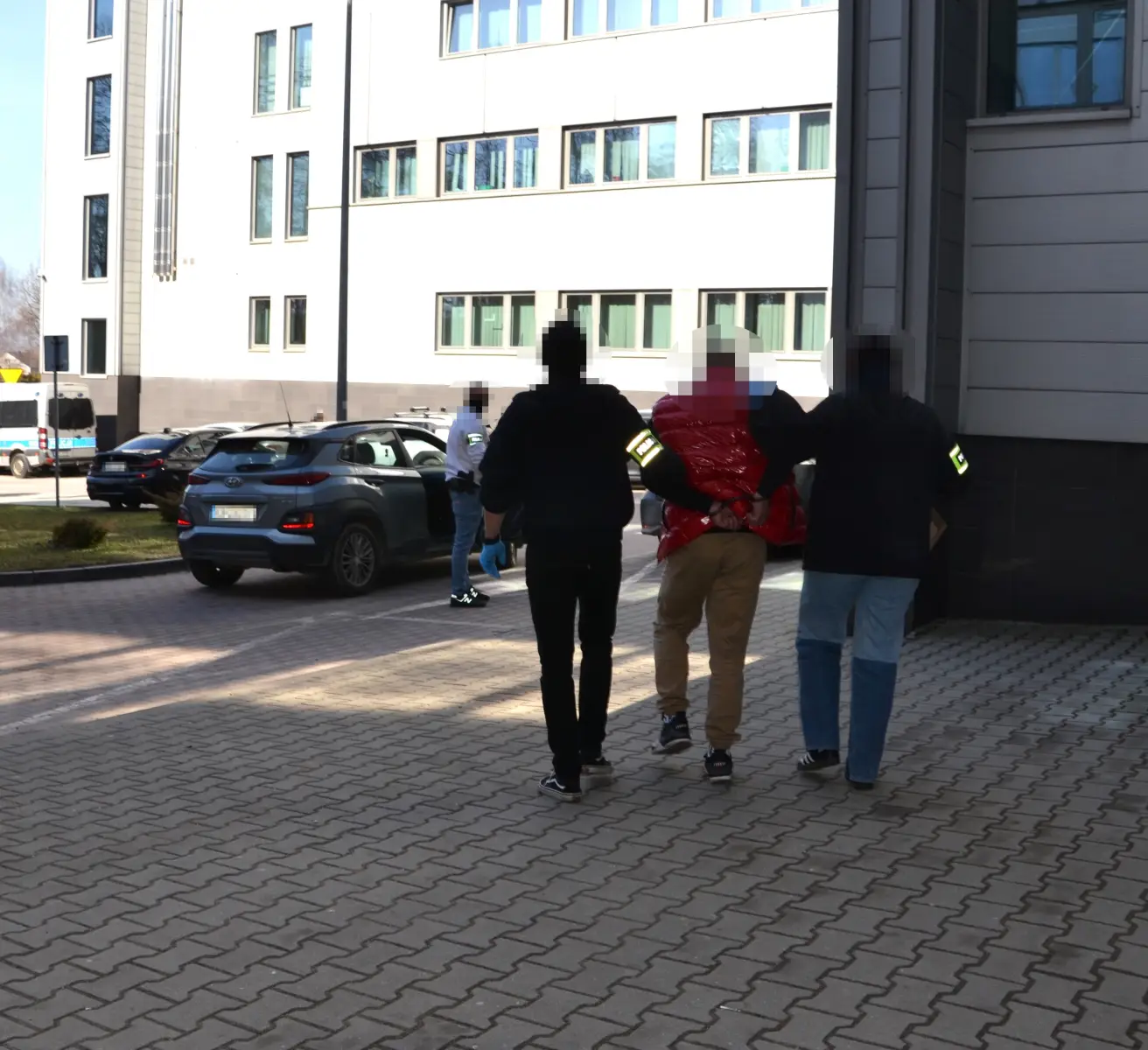 Chcieli zmusić mężczyznę do kredytu na 20 tysięcy złotych. Policja zatrzymała trzech podejrzanych